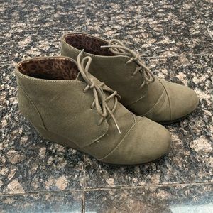 Olive green faux suede wedge ankle boot size women’s 9